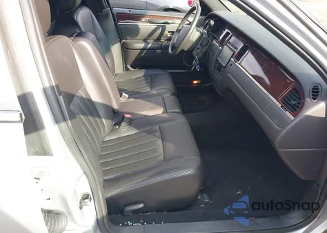 2008 Lincoln Town Car Executive z USA, uszkodzony, nr VIN 2L1FM88W28X658466